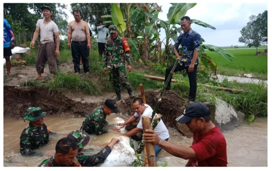 Kali Pisang Meluap,Tanggul Pembatas Jebol, TNI Dan Masyarakat Adakan Perbaikan Sementara