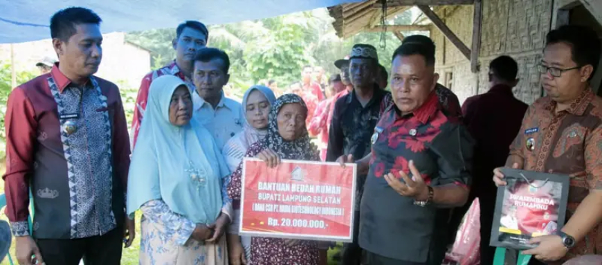 Nanang Ermanto Kembali Serahkan Bantuan Bedah Rumah