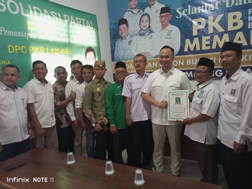 Tokoh Adat Dampingi Pandu Saat Penyerahan Berkas di PKB